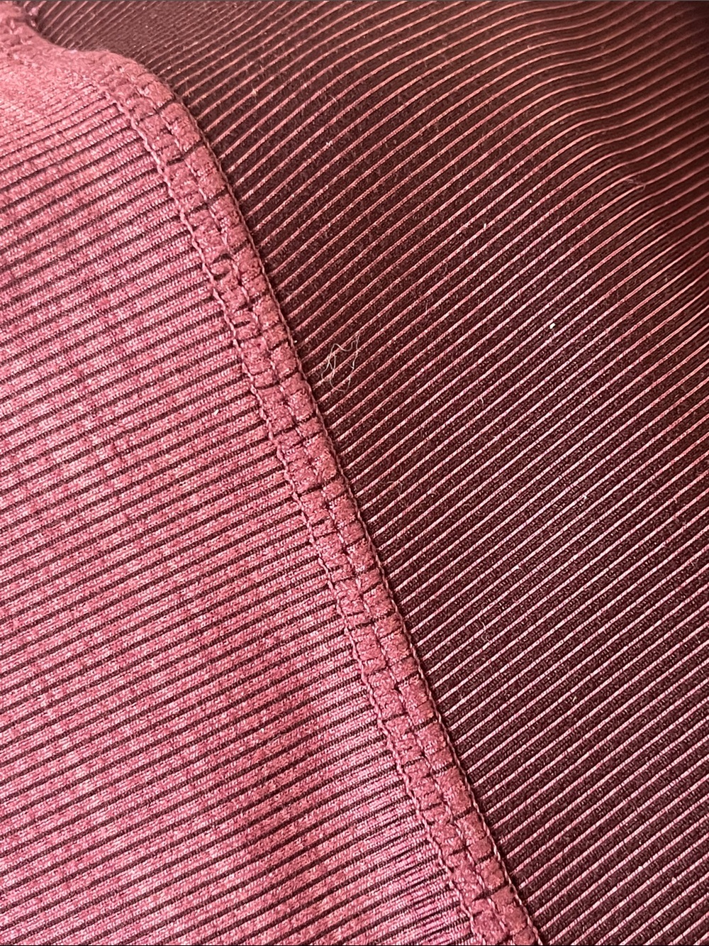 Vuori High-Waist Leggings in Burgundy - Picture 5 of 5